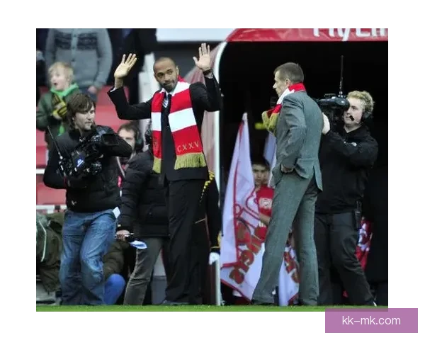 埃弗顿球迷聚集英超总部外大规模抗议扣分决定要求公平与解释声浪